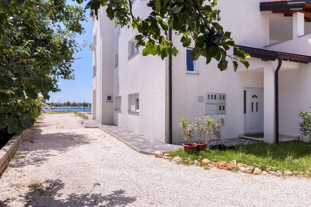 White Residence Accommodation Sukosan Exterior photo